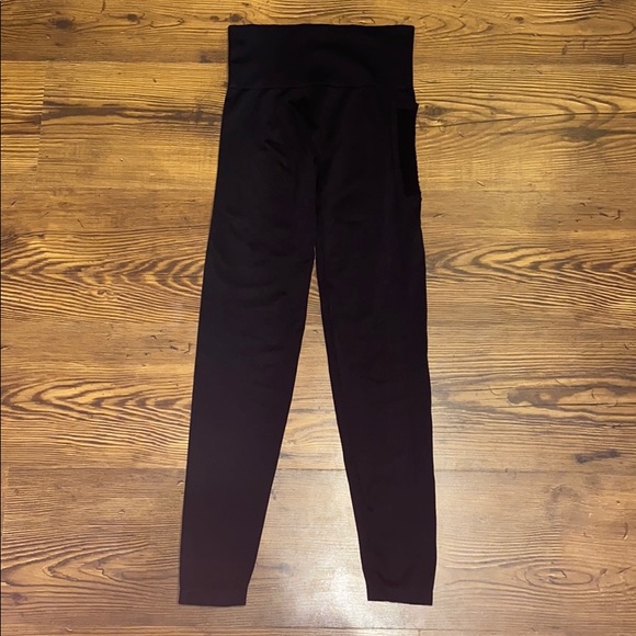 Pink VS leggings **has a pocket** - Picture 1 of 3